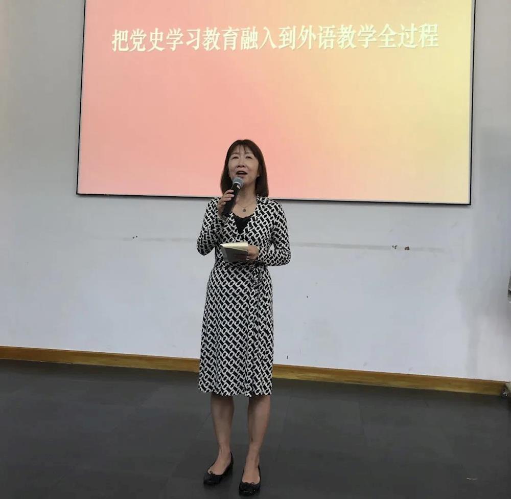 教研室副主任甄玉副教授主持学生讲解经典文本讲座现场讲座结束合影