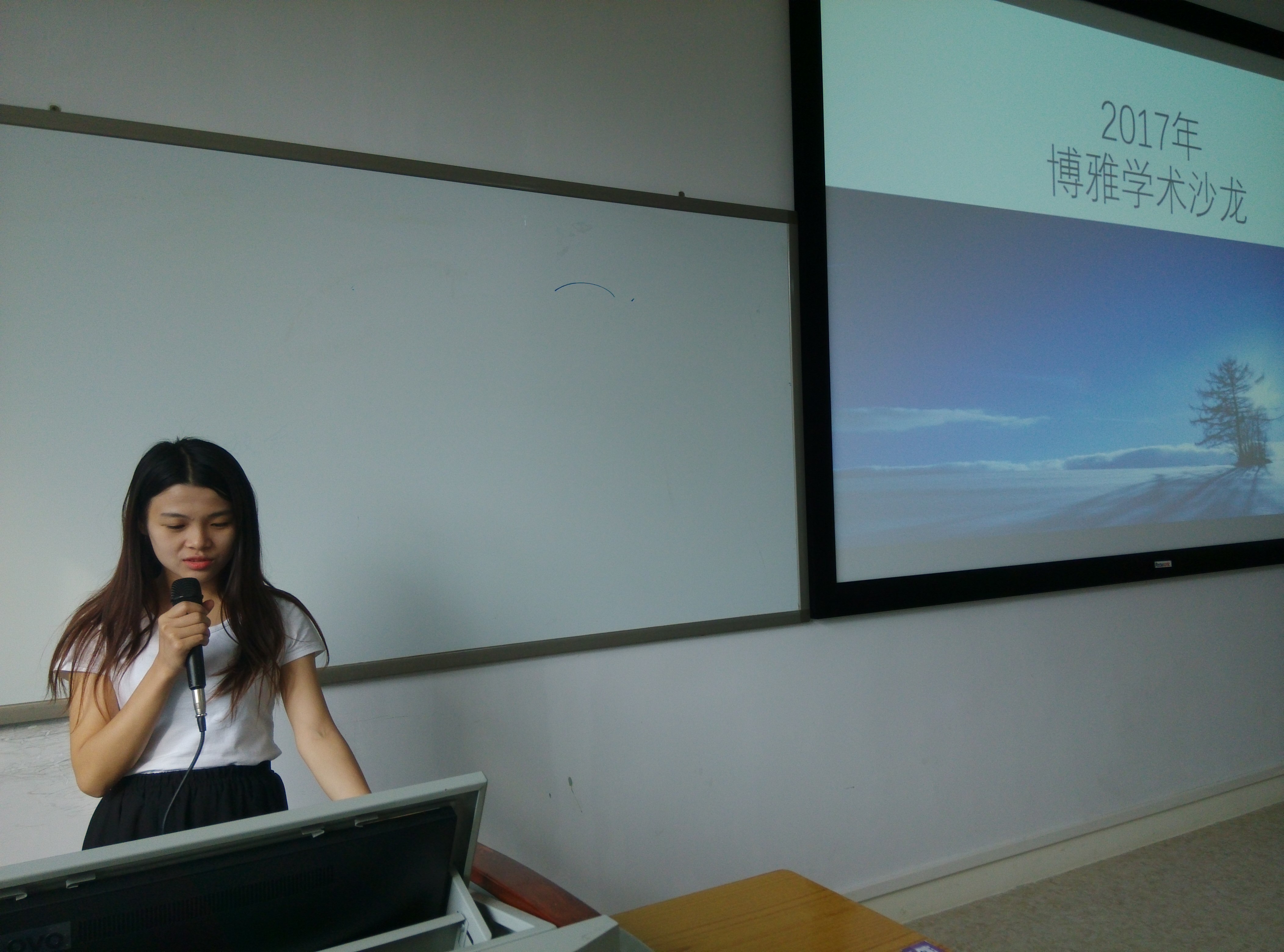 陆敏敏同学杨桂珍同学活动现场赠送山区小学的书籍